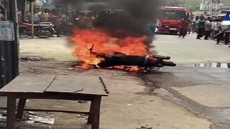 নাচোলে চলন্ত মোটরসাইকেলে আগুন,প্রছন্ড তাপদাহের কারণে ধারণা ফায়ার সার্ভিসের